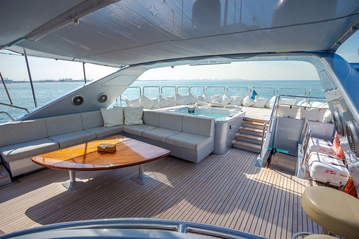 Аренда моторной яхты Azimut 100 Medusa в Дубае, ОАЭ